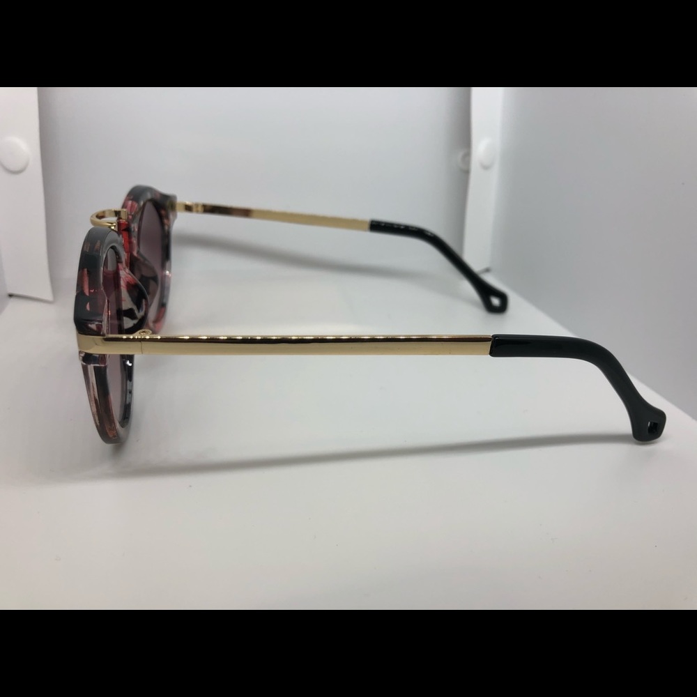 **NEW** Fashion Sunglasses - Picture 3 of 4